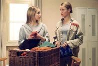 Hinter Gittern - Der Frauenknast – Nik (Solveig August, re.) ahnt nicht, dass der Neuzugang Cobra (Daniela Schober) eine "massenmordende Schlangenfrau" ist und versucht sie aufzumuntern.