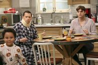 Two and a Half Men – Während Walden (Ashton Kutcher, r.) feststellen muss, wie schwierig es ist, mit einer Frau intim zu werden, während Louis (Edan Alexander, l.) in Haus ist, trifft Alan (Jon Cryer, M.) auf Lindsey ...