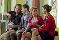 Danni Lowinski – Danni (Annette Frier, 2.v.r.) kämpft für das Recht der kleinen Leute und wird dabei von ihren Freunden Bea (Nadja Becker, r.), Nils (Oliver Fleischer, l.) und Hannes (Tino Mewes, 2.v.l.) unterstützt.