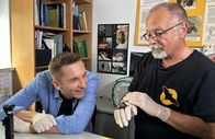 pur+ – Moderator Eric Mayer und Fledermausbotschafter Wolfram Blug schauen sich zusammen einen Fledermaus-Findling an. Der Fledermausbotschafter versucht verwaiste und kranke Tiere wieder aufzupäppeln, damit sie wieder in die Natur zurück entlassen werden können. Sein Ziel: die Fledermauspopulationen zu stärken.