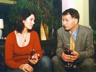 In aller Freundschaft – MDR Fernsehen IN ALLER FREUNDSCHAFT FOLGE 173, "Die eigenen vier Wände" Uhr. Elena Eichhorn (Cheryl Shepard) möchte die Behandlung eines kleinen Mädchens nicht fortsetzen. Zu schmerzhaft ist ihre Erinnerung an ihren verstorbenen Sohn. Roland (Thomas Rühmann) weiß, wie es ist, ein Kind zu verlieren.