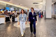 Mona mittendrin – v.li.: Mona Vetsch beim Check-In mit Hannah Badertscher, Terminal Managerin