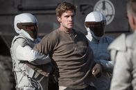 Die Tribute von Panem - Catching Fire – Noch kann Katniss ihren Freund, den Minenarbeiter Gale (Liam Hemsworth, M.), nicht dazu überreden, ein Leben im Widerstand zu beginnen ...