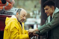 Operation Marea Negra – Während Nando (Álex González, r.) seinem Großvater (Manuel Manquiña, l.) beim Entladen der Fracht vom Fischerboot hilft, wird ihm zunehmend bewusst, dass die Kräfte seines Großvaters schwinden.