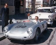 James Dean - Generation Rebell – James Dean in seinem Porsche. Nur im Rausch der Geschwindigkeit konnte er sich selbst spüren