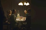 Mothers & Monsters – Anlässlich einer ganz besonderen Feier hat eine Gastgeberin (Mylène Mackay, re.) Mütter mit ihren perfekten Kindern zu einem Festschmaus eingeladen.
