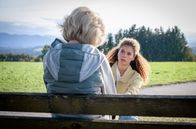 Sturm der Liebe – Ana (Soluna-Delta Kokol, r.) ist entsetzt, Wilma (Birgit Koch, l.) tot aufzufinden.