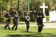 Criminal Minds – Das BAU-Team ermittelt in einem sehr komplizierten Fall. Doch die Ermittler Alex (Jeanne Tripplehorn, 2.v.l.) und JJ (AJ Cook, 2.v.r.) geben alles, um den brutalen Täter zu fassen ...