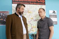 Die Rosenheim-Cops – Kommissar Stadler (Dieter Fischer, l.) befragt den Verdächtigen, Cheftrainer Richard Wageneder (Martin Falk, r.). Honorarfrei - nur für diese Sendung bei Nennung ZDF und Christian A. Rieger