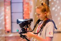 1, 2 oder 3 – Kamerakind Leonie aus Wels/Österreich filmt gekonnt die Sendung mit.