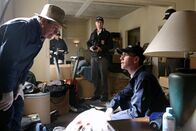 Navy CIS – Dr. Mallard (David McCallum, l.), McGee (Sean Murray, M.) und Palmer (Brian Dietzen, r.) sind schockiert, als sie sehen, dass die vermeintlich "kugelsicheren" Schutzwesten ihren Trägern in Wahrheit schwere Verletzungen zufügen, sobald sie von einem Geschoss getroffen werden ...