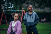 neoriginal: Generation Z – Die Erleichterung ist groß, nachdem Maisy (Ellie-Mae Siame) und Kofi (D'angelou Osei-Kissiedu) wieder aufgetaucht sind.