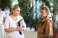 In aller Freundschaft – Anna Zübel (Katja Hutko, re.) erzählt Schwester Miriam (Christina Petersen, li.), was ihre Schwester ihr bedeutet.