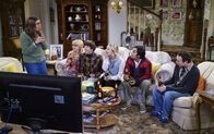 The Big Bang Theory – Stuart (Kevin Sussman, r.) ist relativ erfolgreich mit seiner neuen Dating-App. Bernadette (Melissa Rauch, 2.v.l.), Raj (Kunal Nayyar, 3.v.r.), Howard (Simon Helberg, 3.v.l.) und Penny (Kaley Cuoco, 3.v.r.) wollen auch Frisch-Single Amy (Mayim Bialik, l.) mithilfe der App verkuppeln ...
