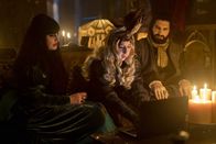 What We Do in the Shadows – (v.l.n.r.) Nadja (Natasia Demetriou); The Guide (Kristen Schaal); Nandor (Kayvan Novak)