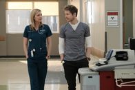 Atlanta Medical – Atlanta Medical Die Zeit, die noch bleibt - The Elopement Staffel 1, Episode 7 Besprechung auf dem Flur: Emily VanCamp als Nicolette Nevin, Matt Czuchry als Conrad Hawkins