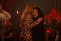 Killing Eve – Eve (Sandra Oh, r.) und Villanelle (Jodie Comer, l.) genießen einen gemeinsamen Moment beim Tanztee. Doch der Moment ist nur von kurzer Dauer.