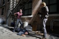 MacGyver – Nachdem Jack Dalton (George Eads, l.) und MacGyver (Lucas Till, r.) einen der Entführer des Killervirus überwältigen konnten, bleibt die Kapsel mit der Biowaffe verschwunden. Können sie diese noch rechtzeitig finden, bevor der Virus Millionen Menschenleben auslöscht?