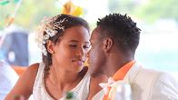 Death in Paradise – Rosey (Fola Evans-Akingbola, l.) und J.P. (Tobi Bakare, r.) sind glücklich.