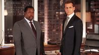 Suits – Robert (Wendell Pierce, l.) versucht, seine Autorität als geschäftsführender Partner zu behaupten, während Harvey (Gabriel Macht) sich nicht gerne unterordnen lässt. Das führt zu Reibungen.