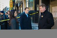 Elementary – Geben alles, um den Mörder von drei Gangmitglieder in Chinatown zu fassen: Sherlock Holmes (Jonny Lee Miller, M.), Joan Watson (Lucy Liu, l.) und Captain Tommy Gregson (Aidan Quinn, r.) ...
