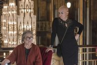 American Horror Story – Iris (Kathy Bates, l.); Liz Taylor (Denis O'Hare, r.)