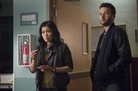 Scorpion – Nach einer Bombenexplosion bangen Happy (Jadyn Wong, l.) und Toby (Eddie Kaye Thomas, r.) um das Leben eines Freundes ...