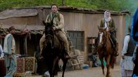 Hawaii Five-0 – Catherine (Michelle Borth, r.) reist mit Steve (Alex O'Loughlin, l.) nach Afghanistan, um einem alten Freund, der ihr zweimal das Leben gerettet hat zu helfen, da sein Sohn von den Taliban verschleppt wurde ...