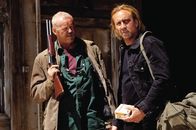 Drive Angry – Wem kann der Kriminelle Milton (Nicolas Cage, r.) auf der Suche nach seiner Tochter noch trauen? Ist Webster (David Morse, l.) ein Freund oder ein Feind?