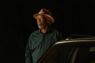 Filmnacht im ZDF: Paradise Highway - Straße der Angst – Für Gerick (Morgan Freeman) ist die Jagd der Mädchenhändler mehr als nur ein Job.