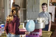 Young Sheldon – Missy Cooper (Raegan Revord, l.); Sheldon Cooper (Iain Armitage, r.)