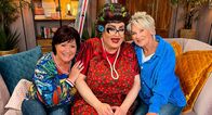 Wohnzimmer-Comedy - Mit Dui do on de Sell – v.l.n.r. Petra Binder, Frl. Wommy Wonder und Doris Reichenauer sitzen auf dem Sofa.