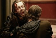 Underworld – Der Oberwerwolf Lucian (Michael Sheen) hat Michael (Scott Speedman) endlich in seiner Gewalt und hat nun die Möglichkeit ihn zu beißen.