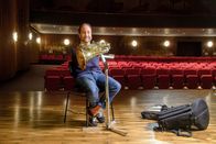 einfach Mensch – Felix Klieser ist ein musikalisches Talent am Horn. Der gefeierte Musiker spielt sein Instrument ohne seine Hände mit den Füßen.