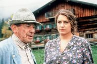 Der Bergdoktor – Bauer Jackl (Ludwig Wühr, l.); Liesi (Christine Neubauer, r.)