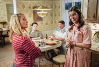 Young Sheldon – (v.l.n.r.) Mandy McAllister (Emily Osment); Georgie Cooper (Montana Jordan); George Cooper sen. (Lance Barber); Mary Cooper (Zoe Perry)