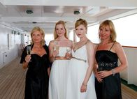Das Traumschiff – Das Traumschiff - Singapur/Bintan Nehmen sich eine Auszeit: Sabine Postel als Helga, Kim-Sarah Brandts als Valentina, Johanna Christine Gehlen als Marie Davis, Katharina Abt als Sarah Benning