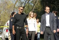 Criminal Minds – Ein neuer Serienmordfall bereitet Derek (Shemar Moore, l.), 'JJ' (AJ Cook, M.) und Det. Jim Griffith (Shawn Michael Patrick, r.) Kopfzerbrechen ...