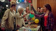 Fast perfekte Frauen – Langsam lernen Suse (Silke Bodenbender, 3.v.l.), Jennifer (Malene Becker, l.), Frau Brandner (Ilse Neubauer, 2.v.l.), Leisha (Sabrina Amali, 3.v.r.), Doris (Tanja Schleiff, 2.v.r.) und Christine (Anne Roemeth, r.) sich zu öffnen und einander ihre größten Geheimnisse anzuvertrauen. Und schließlich können die sechs Frauen am Ende ihrer Kur zusammen feiern.