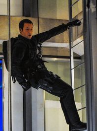 Hawaii Five-0 – McGarrett (Alex O'Loughlin) must help his mother (Christine Lahti) execute a covert op to retrieve an incriminating microfiche.