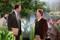 How I Met Your Mother – Als Marshall (Jason Segel, l.) sieht, wie schwach sein neuer Boss Garrison Cootes (Martin Short, r.) an die Einigung mit einem großen Unternehmen herangeht, nimmt er sich der Angelegenheit selbst an. Doch geht das gut?; Als Marshall (Jason Segel, l.) sieht, wie schwach sein neuer Boss Garrison Cootes (Martin Short, r.) an die Einigung mit einem großen Unternehmen herangeht, nimmt er sich der Angelegenheit selbst an. Doch geht das gut?