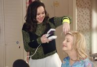The Goldbergs – (v.li.) Hayley Orrantia (Erica Goldberg), Wendi McLendon-Covey (Beverly Goldberg).