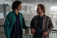 Blutige Anfänger – Sven (Bjarne Meisel, r.) erzählt Bruno (Martin Peńaloza Cecconi), dass Björn alle Menschen so lange benutzte, bis er sie nicht mehr brauchte.