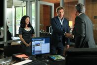The Mentalist – Das CBI-Team ermittelt im Mordfall eines Immobilienmaklers mit Verbindungen zu einer Straßengang. Hat Patrick (Simon Baker, M.) in Tiffany Stark (Senta Moses, l.) und Nathan Dilmer (Robert Curtis-Brown, r.) bereits die Täter gefunden?; Das CBI-Team ermittelt im Mordfall eines Immobilienmaklers mit Verbindungen zu einer Straßengang. Hat Patrick (Simon Baker, M.) in Tiffany Stark (Senta Moses, l.) und Nathan Dilmer (Robert Curtis-Brown, r.) bereits die Täter gefunden?