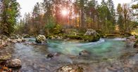 Versteckte Paradiese – Unterhalb der Zugspitze hat die Loisach noch Wildwassercharakter. Nicht weit von ihren Quellen durchfließt die Loisach in Österreich das Ehrwalder Becken, bevor es wieder durch die Berge geht. Auch wenn die Bundesstraße nach Garmisch fast immer in Sichtweite ist, die Loisach fließt hier noch wild und ungestüm, wandelt sich langsam vom Bach zum Fluss.