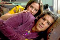 Das Mädchen deiner Träume – Seit er Lucy (Lily Sullivan) kennengelernt hat, fahren Devons (Brenton Thwaites) Gefühle mit ihm Achterbahn.