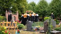 Das Begräbnis – Der Pastor Ernst Wittig (Thomas Thieme, re.) begleitet den Trauerzug
