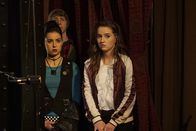Last Man Standing – Cammy (Sarah Gilman, l.); Eve (Kaitlyn Dever, r.)