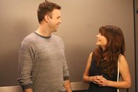 New Girl – Jess (Zooey Deschanel, r.) entschließt sich dazu, wieder auf Dates zu gehen, doch der einzige, der sich mit ihr treffen will, ist das Weichei Fred (Taran Killam, l.) ...
