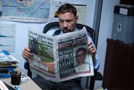 Venom 2 – Detective Mulligan (Stephen Graham) liest in der Zeitung, dass einige von Cletus' Opfern gefunden wurden.